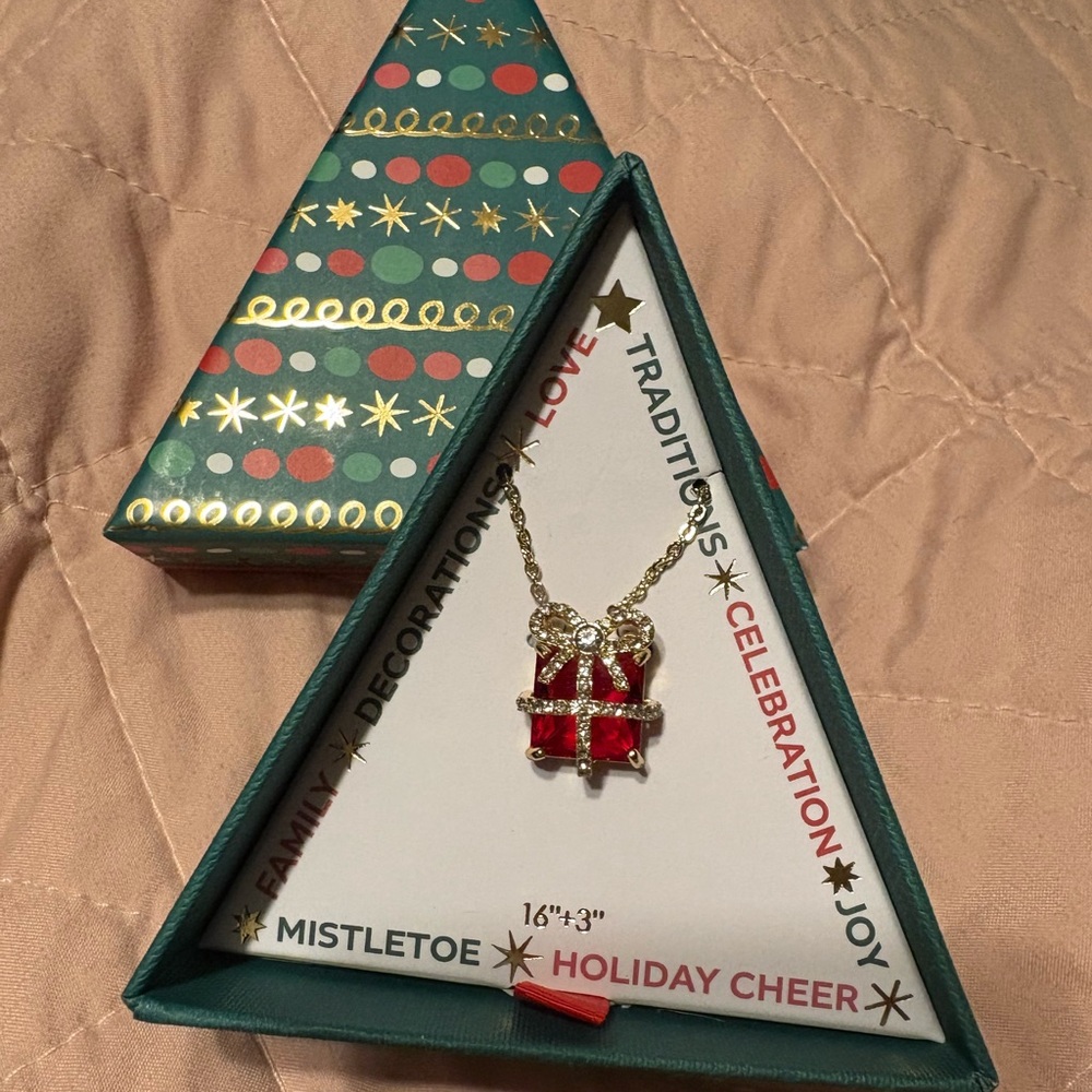 X SOLD X True to form Christmas present red pendant holiday necklace NIB - Picture 5 of 5